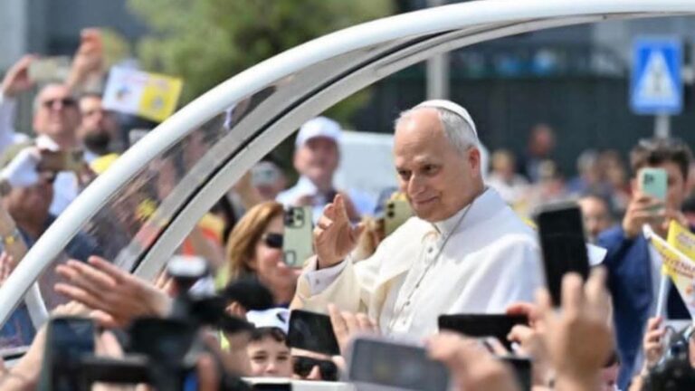 Papamobile Acerra Papa Leone XIV