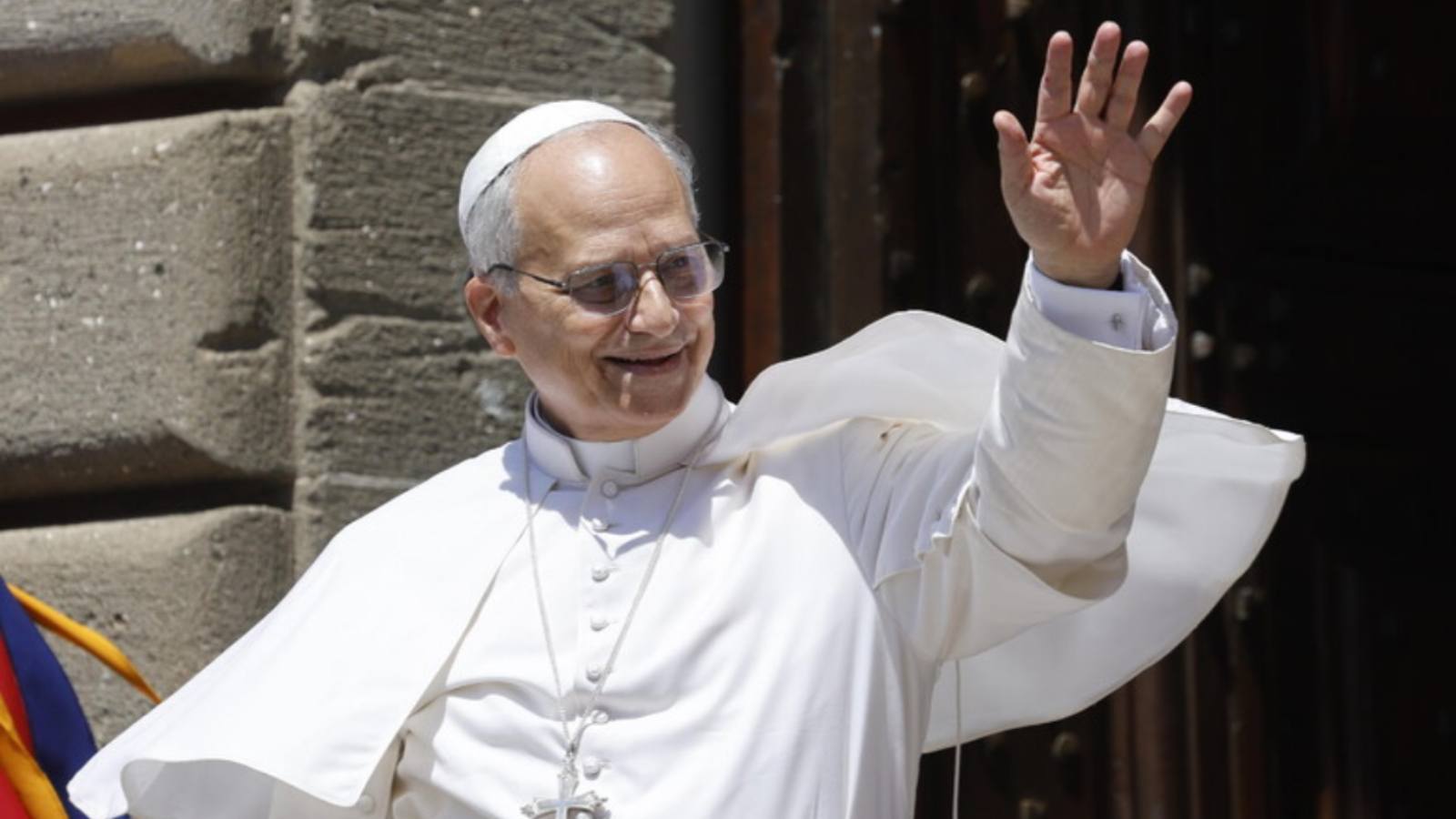 papa leone che saluta